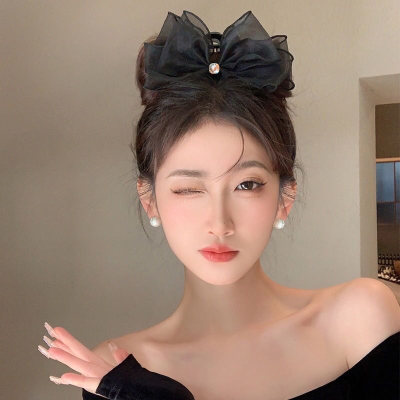 The princess on the run wears a black double-sided large bow hairpin, a shark clip, and a high-end hairpin at the back of her head pic 7