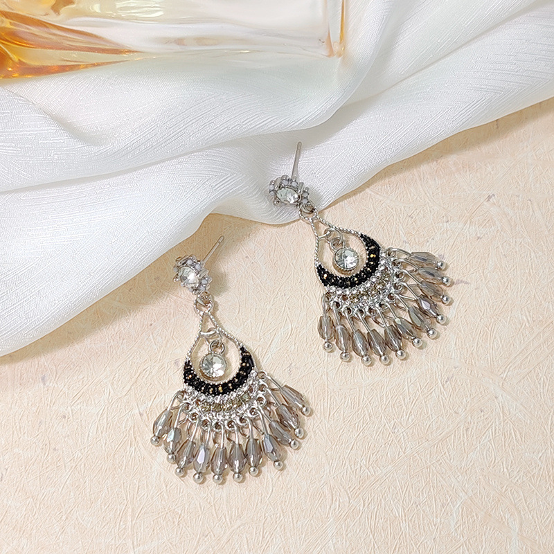 The popular diamond-encrusted gold multi-tassel ear studs from Japan and South Korea exude a fashionable, light luxury and high-end feel. They are versatile floral earrings that exude a feminine charm pic 6