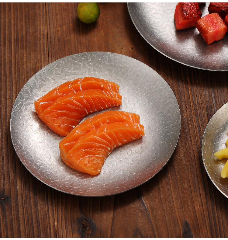 Retro stainless steel round plates with embossed texture, aged steak plates, coffee shop shallow plates, bone plates, snack plates, camping tableware, barbecue stand plates, trays, stainless steel plates, fruit plates, dessert plates, tableware pic 8