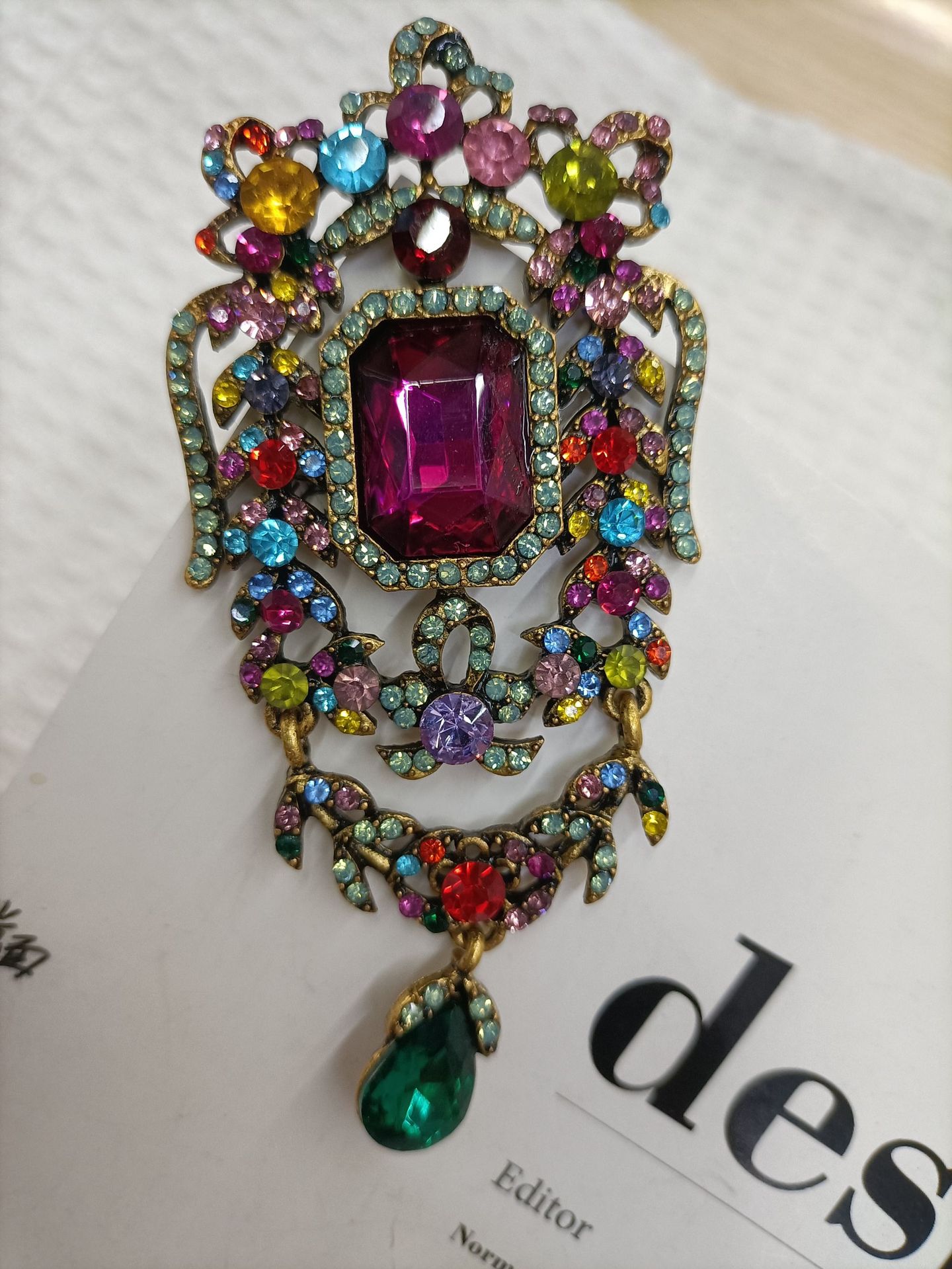 Elegant and refined brooch for ladies, simple Korean crystal corsage cardigan, sweater, pin buckle, overcoat accessory pic 3