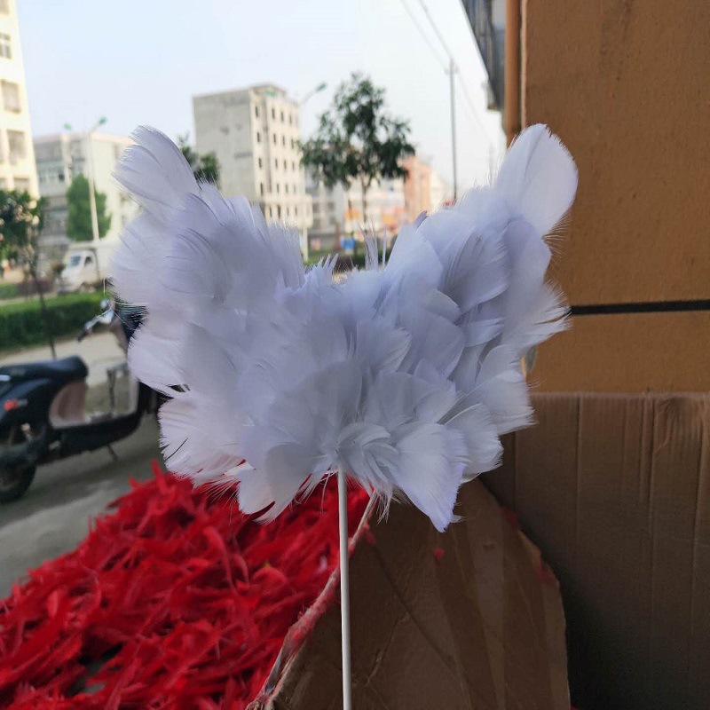 قطع من ريشة مكملة في كعكة عيد الميلاد، وخبز الكعك المحمص مع أعلام لعيد ميلاد الطفل المبارك pic 2