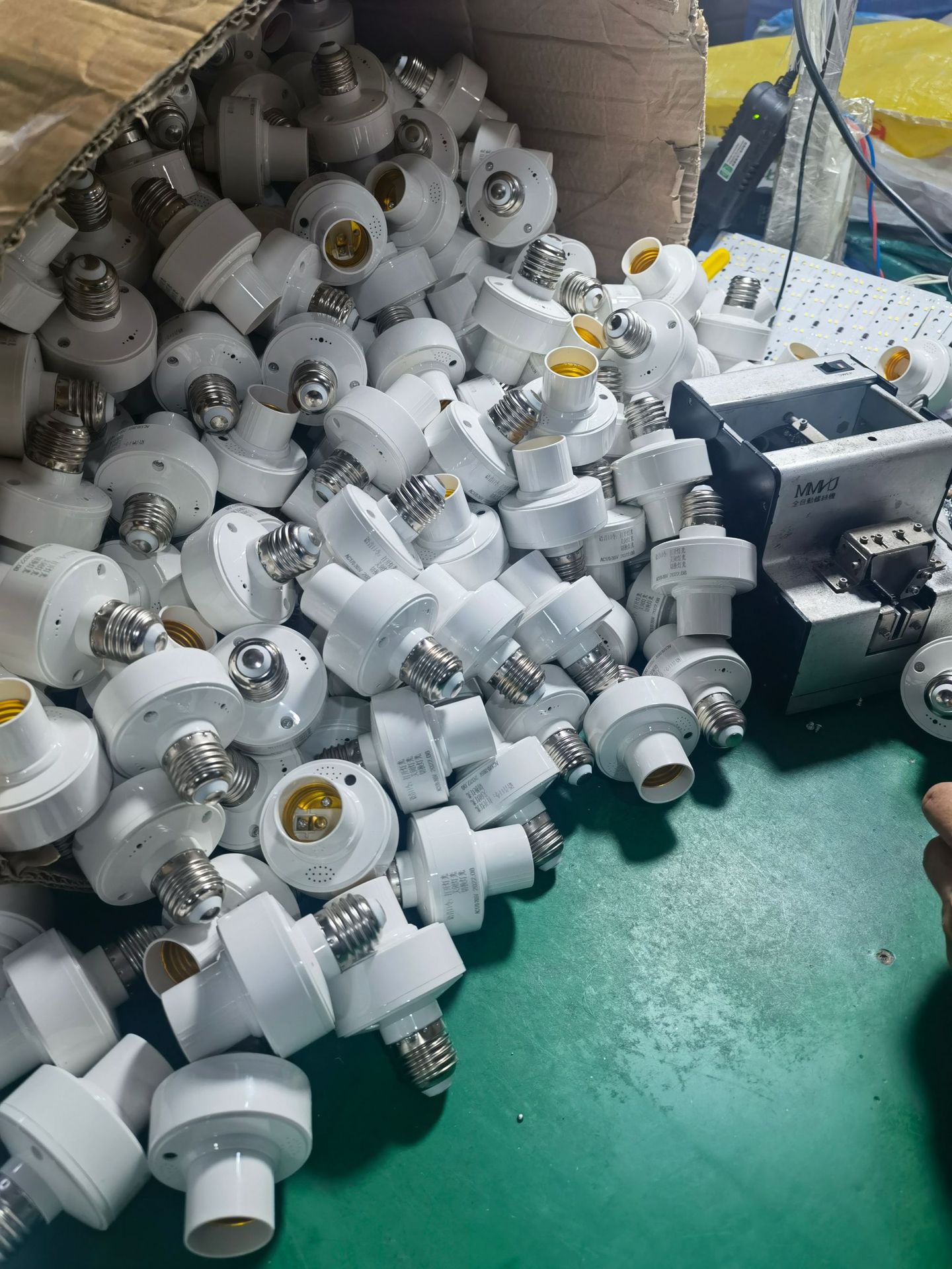 AI offline intelligent voice lamp head: Speak to control the switch of the bulb. Universal wireless intelligent lamp head e27 screw-on lamp pic 12