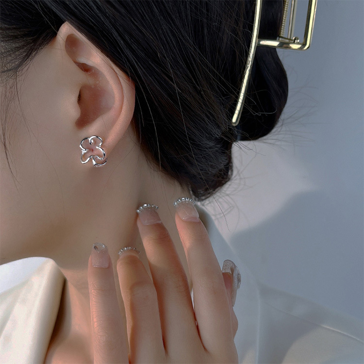 Flower-shaped ear clips for women, 2024 new high-end and light luxury earrings, niche design summer earrings pic 1