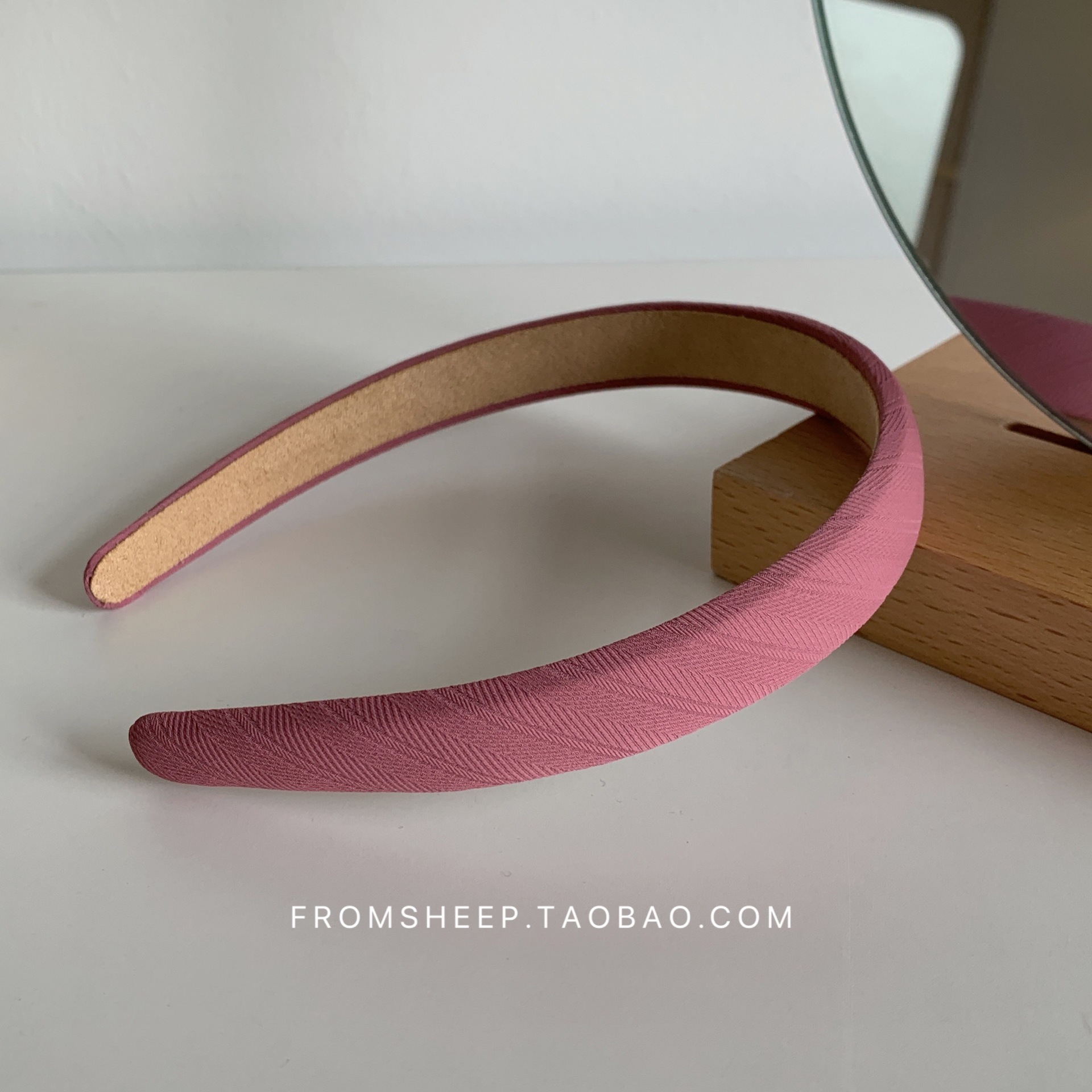 Korean-style hairbands for women in 2025 are trendy and versatile for going out. The headband is simple and elegant, and the hairpin is a popular online hair accessory with wide edges and a sweet look pic 58