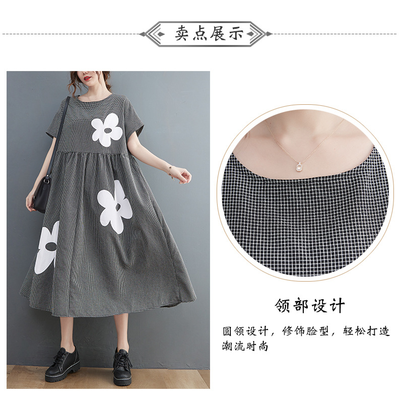 A real photo of a large-sized, loose, retro, and fresh round-neck printed dress with small checks in summer pic 5