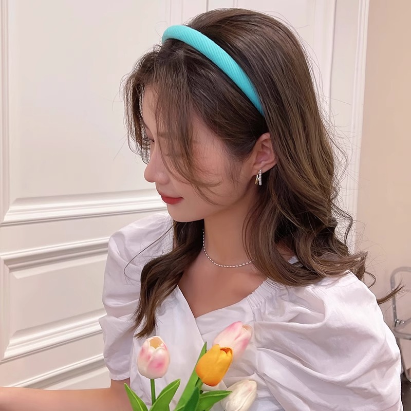 Klein blue hair band is a versatile summer accessory for women going out. It features a high-end, trendy hair band and a French retro hair tie headband pic 4