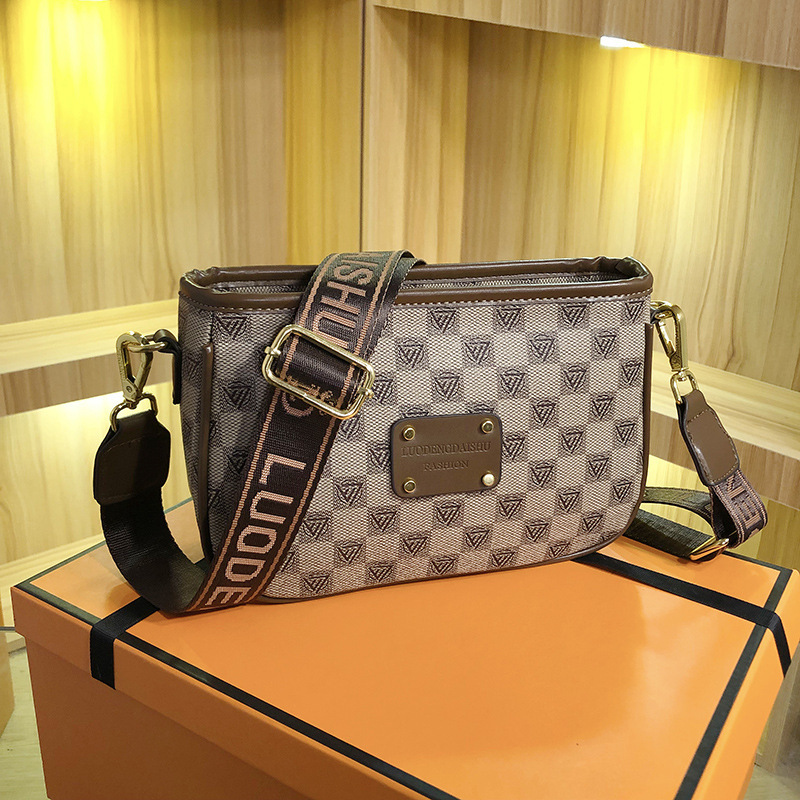 时尚宽肩带女包2023新款百搭字母印花潮流腋下包高级感气质单肩包详情3