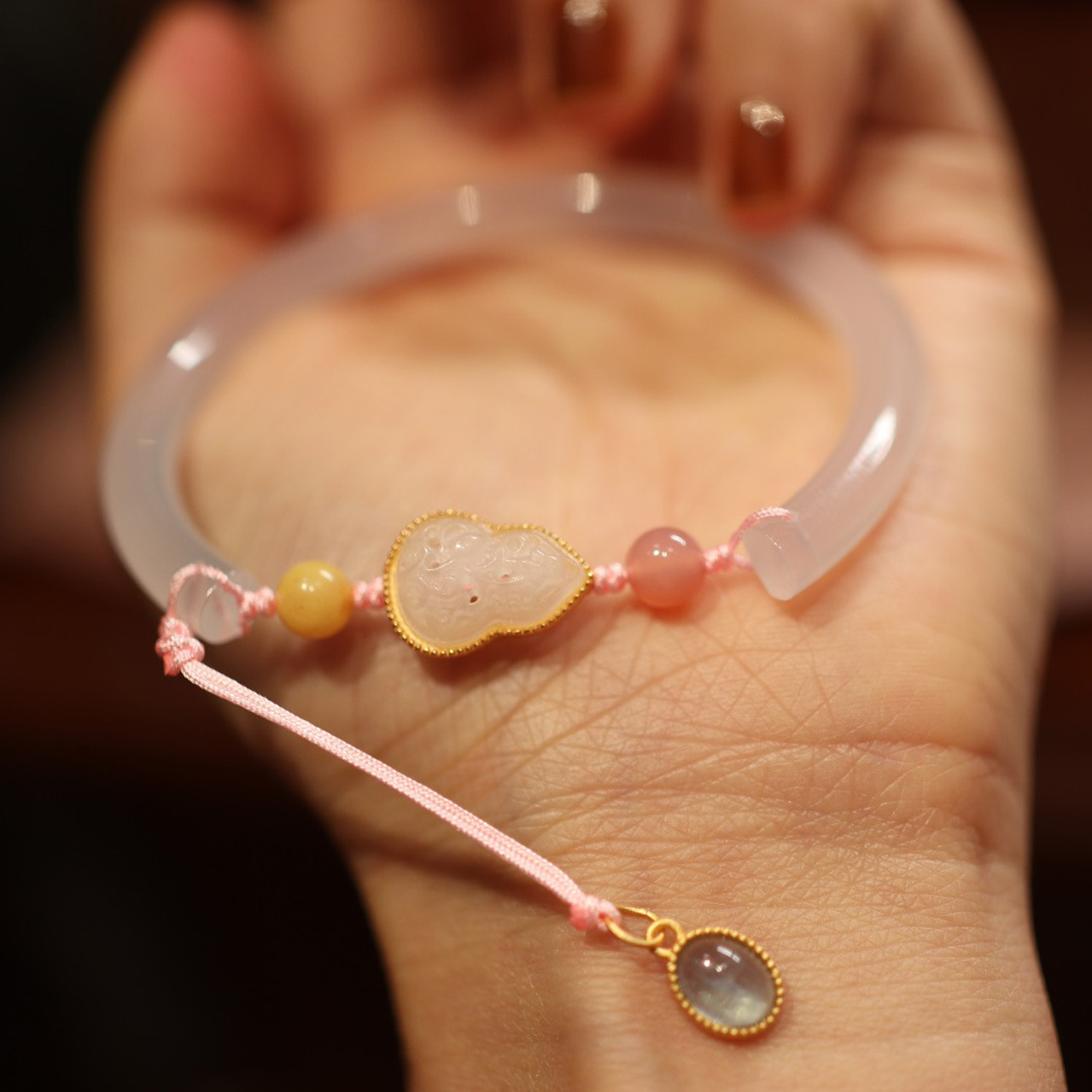 The rabbit of the same style as Douyin fell in love with the bracelet, agate and chalcedony Dingdang bracelet, beauty strip and half bracelet design of the jade rabbit pic 46