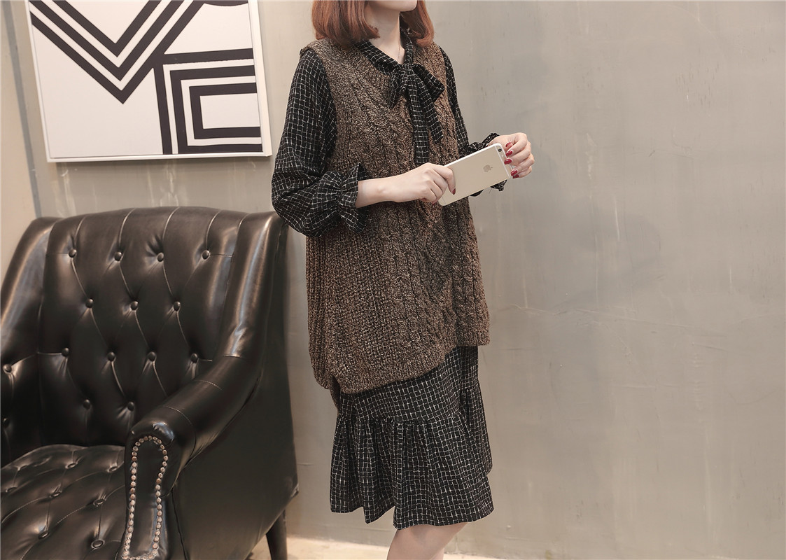 A new and stylish spring outfit for plus-size women, featuring a loose sweater, tank top and skirt that accentuates your figure pic 33