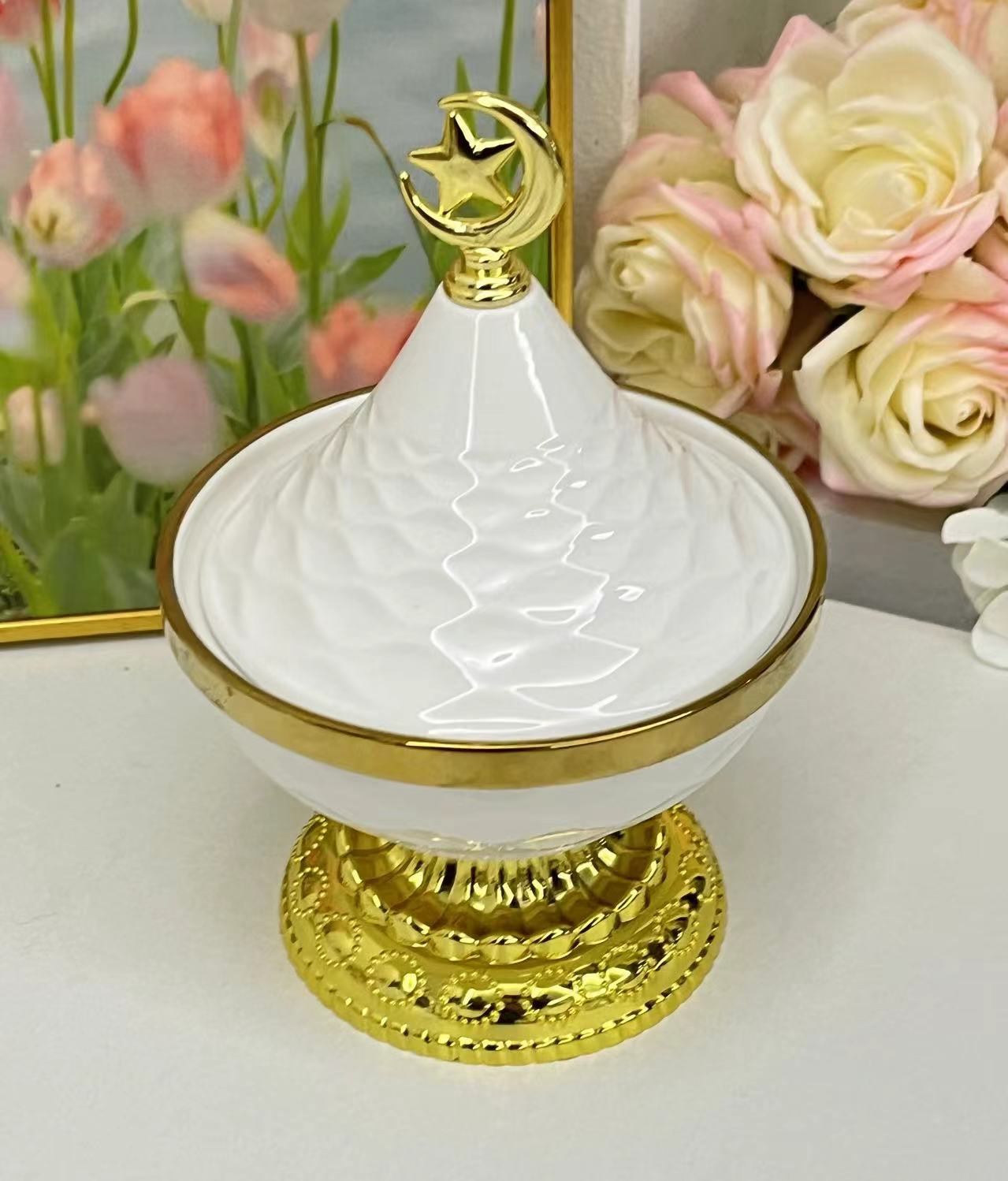 Light luxury home furnishings: multi-compartment fruit plates, dessert prints, covered bowls, European-style golden ceramic tea cups and plates, and pottery pic 9