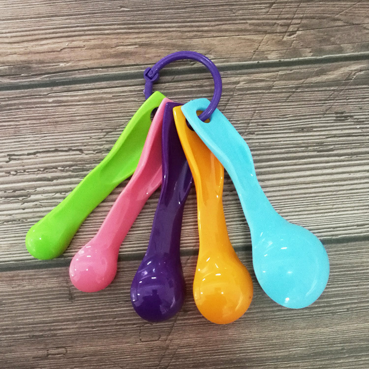 A set of 5 plastic graduated color measuring spoons pic 1