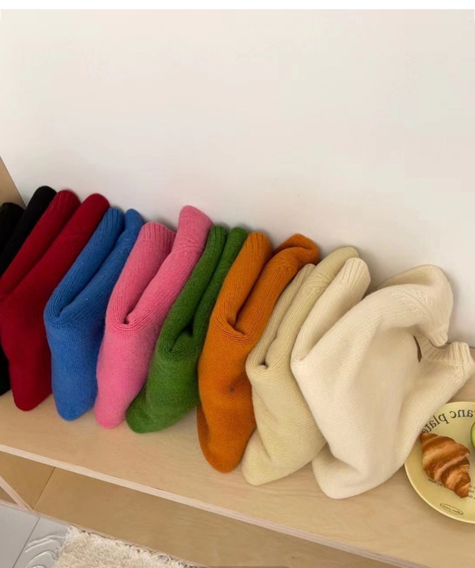 This autumn and winter round-neck leather label candy-colored pullover sweater is a unique Korean style for women, paired with a loose and slimming knitted top pic 18