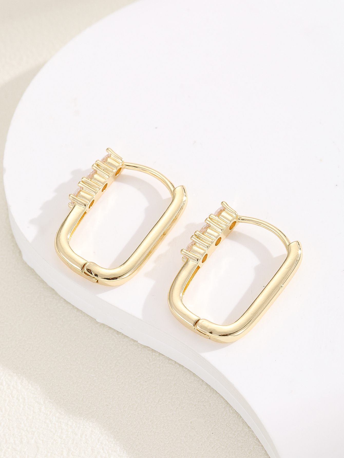 The oval U-shaped diamond-encrusted zircon ear loops and stud accessories that are popular on Instagram in Japan and South Korea, as well as the cold style ear rings and earrings that are selling well in Europe and America pic 1