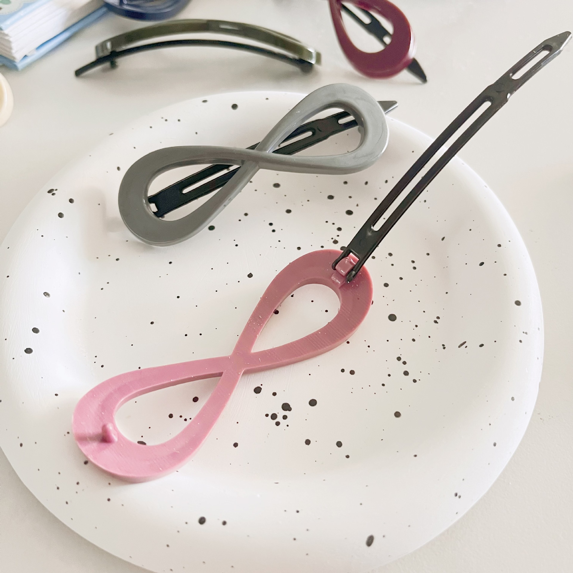 The same style of top clip in Dongdaemun, South Korea, colorful one-piece clip, ins Hyuna frog clip, versatile girl bangs hair clip pic 2