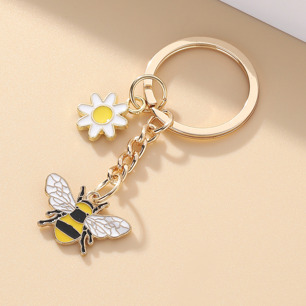 Creative and fresh Daisy metal keychain pendant, cute diamond-encrusted little bee keychain alloy decorative accessory pic 7