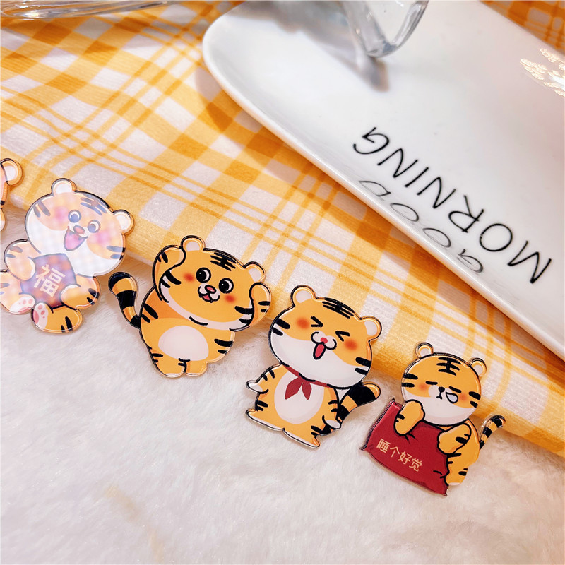 新年虎年小老虎徽章别针喜庆红亚克力胸针虎宝宝趣味礼物纪念品详情2