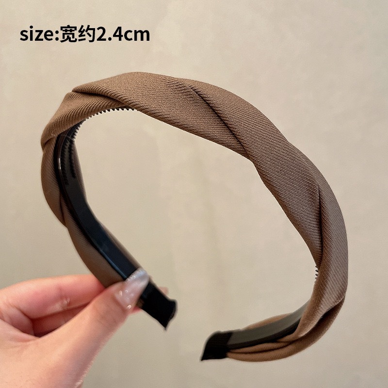 In the summer of 2025, a simple black hair band with a high top of the head is perfect for women. It is a versatile headband that can help press the hair and prevent slipping. It is also a hair tie and headwear pic 12