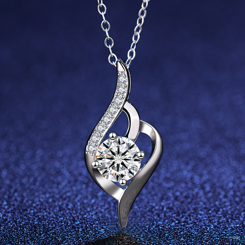 A high-quality imitation D-color moissanite four-leaf clover female pendant with eight hearts and eight arrows from a live-streaming product by a popular influencer on Kuaishou and Douyin pic 47