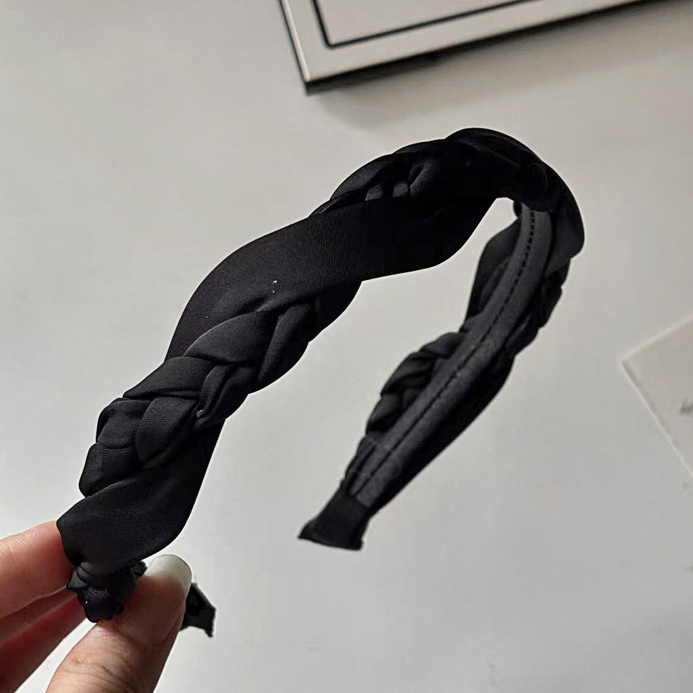The cold and elegant braided hairband is a simple solid-color headband made of woven fabric for women. It is versatile and anti-slip. The Korean-style hairpin adds a touch of charm to your hair pic 10