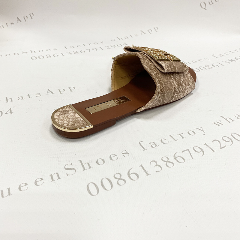 2025夏季时尚外贸出口女士凉拖鞋仿蛇纹面料金属方扣平底拖现货详情6