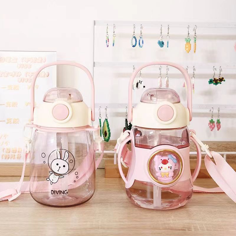 新款夏季儿童学生水杯便携背带高颜值塑料带吸管杯子萌趣可爱水壶详情6