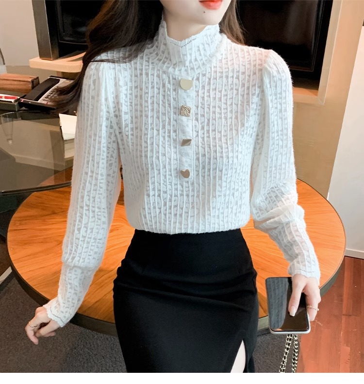 For the 2022 autumn and winter collection, women can wear a small stand-up collar with an elastic and form-fitting lace base layer and a thick fleece top pic 24