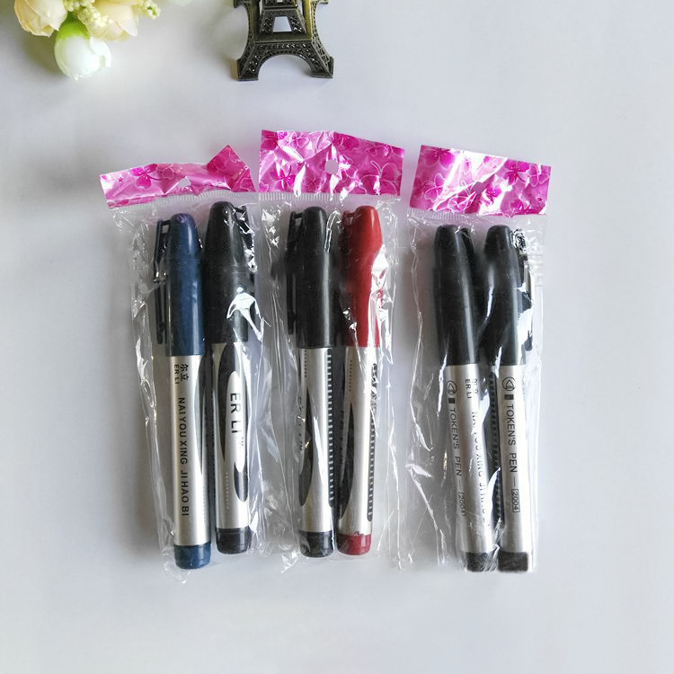 There are two oil-based marker pens, office and educational pens, markers, outlining pens and signature pens in the one-yuan store pic 5