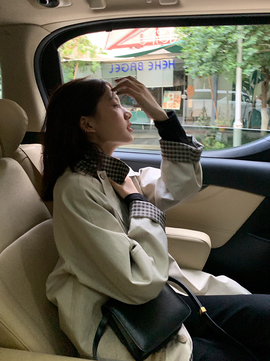 A new mid-length, petite Korean checkered chic windbreaker for women in the spring and autumn of 2022 pic 3