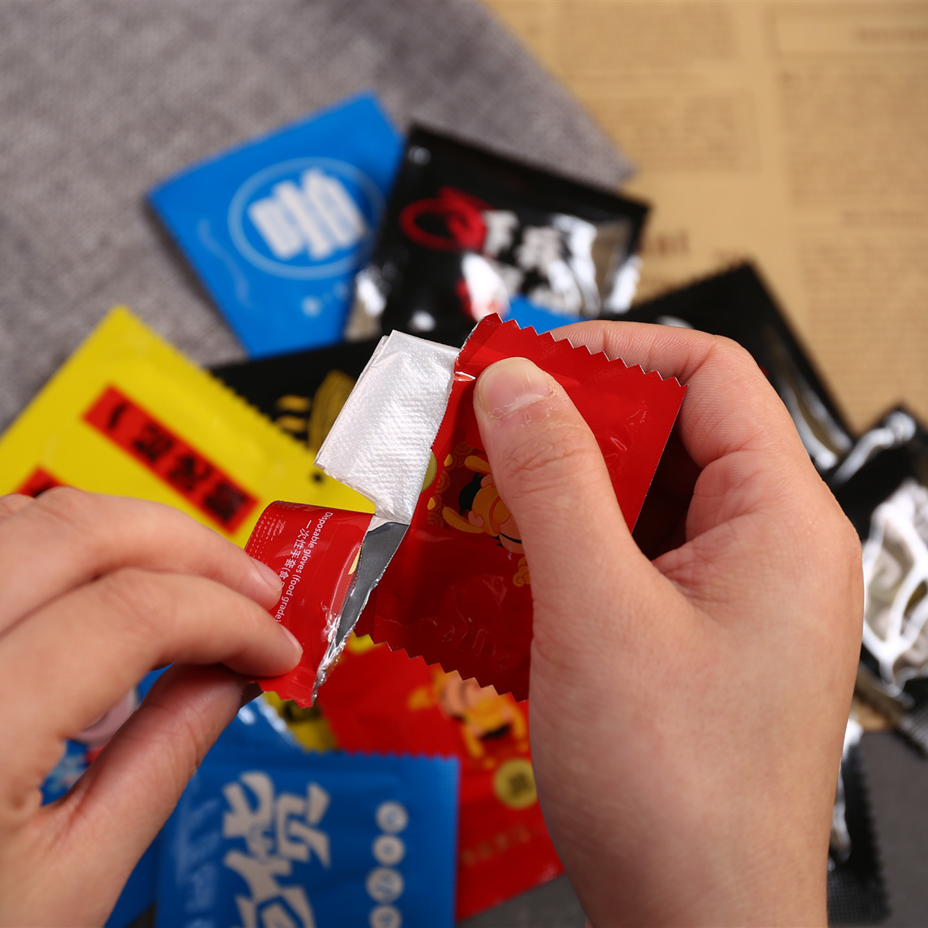 Food-grade thickened disposable gloves, individually packaged. For the sale of lobsters in the catering industry, logos can be added. Free shipping for wholesale pic 26