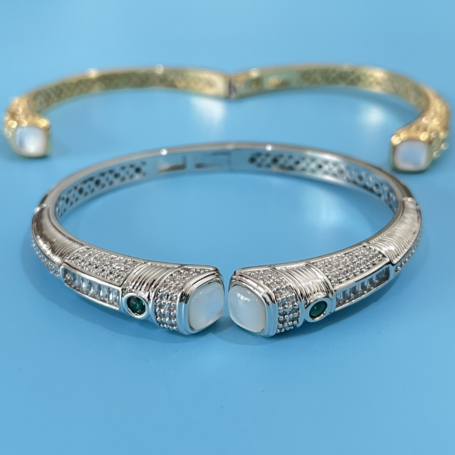 Retro pattern zircon open bracelet, white mother-of-pearl inlaid high-end jewelry, hot-selling bracelet wholesale in Dubai, Middle East pic 4