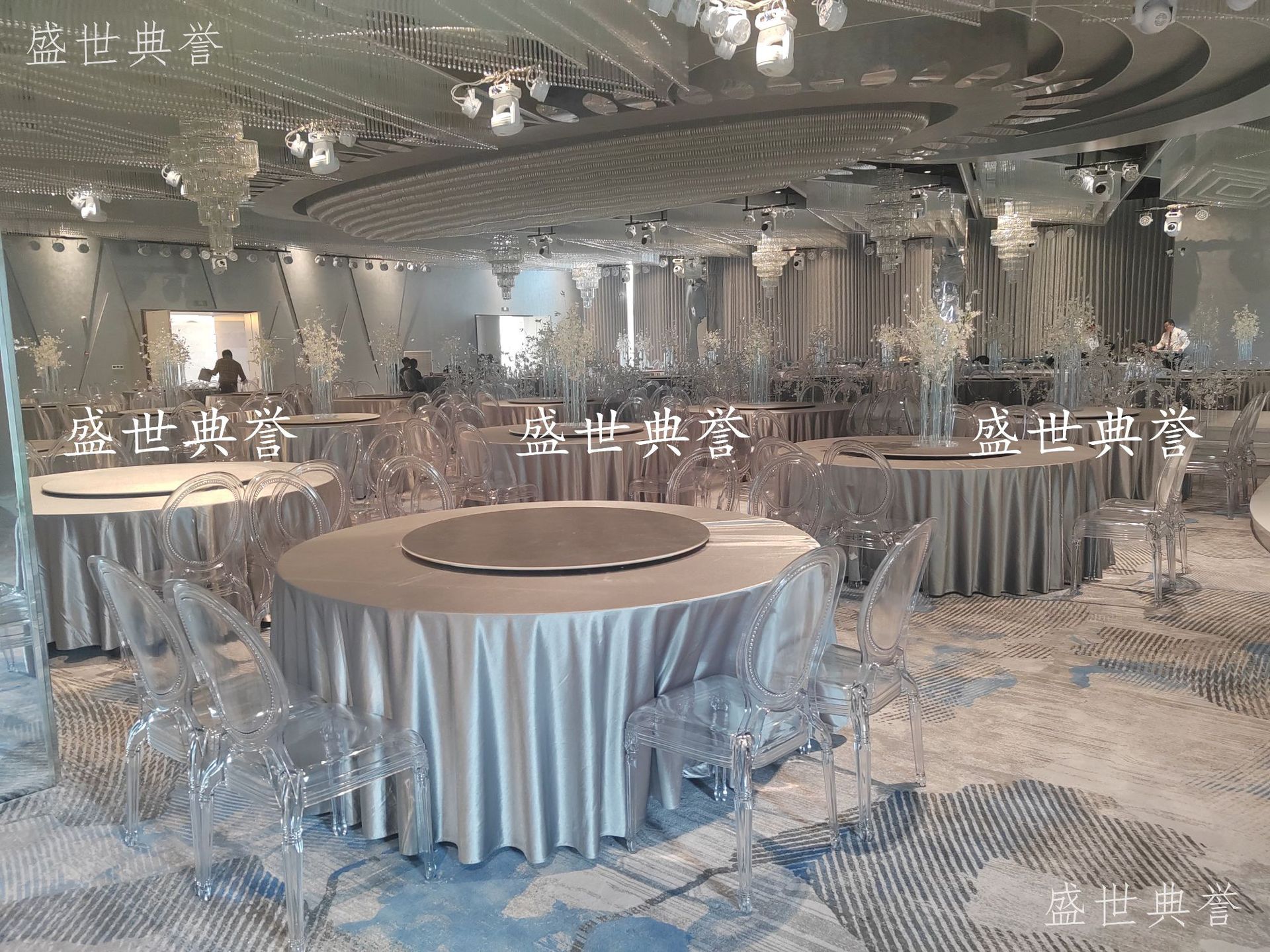 Xuancheng Banquet Center dining tables and chairs, hotel wedding banquet crystal chairs, theme wedding transparent princess chairs, one-piece round-back chairs pic 7