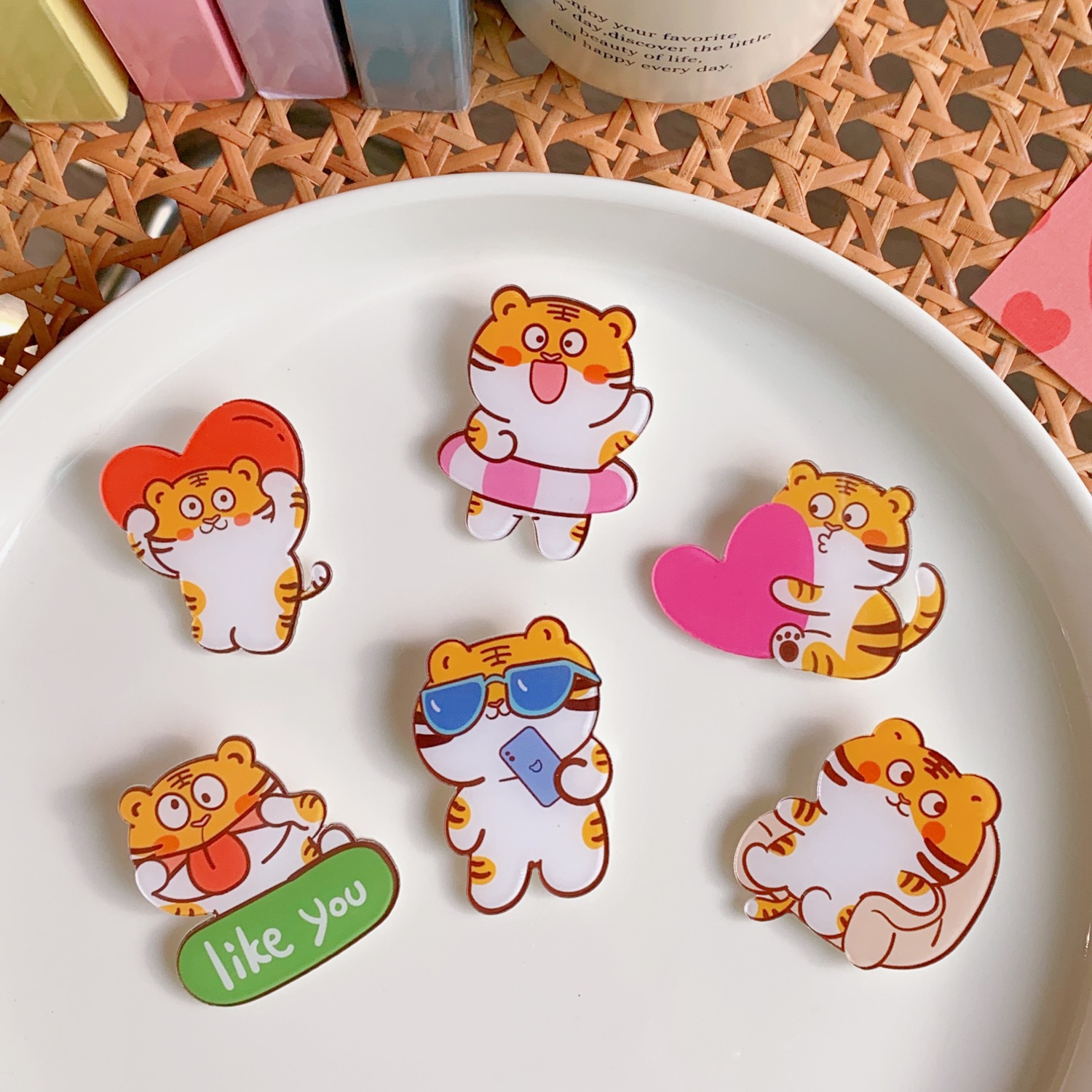 ins风潮可爱甜美小老虎亚克力胸针包包服装装饰配饰卡通创意徽章详情19