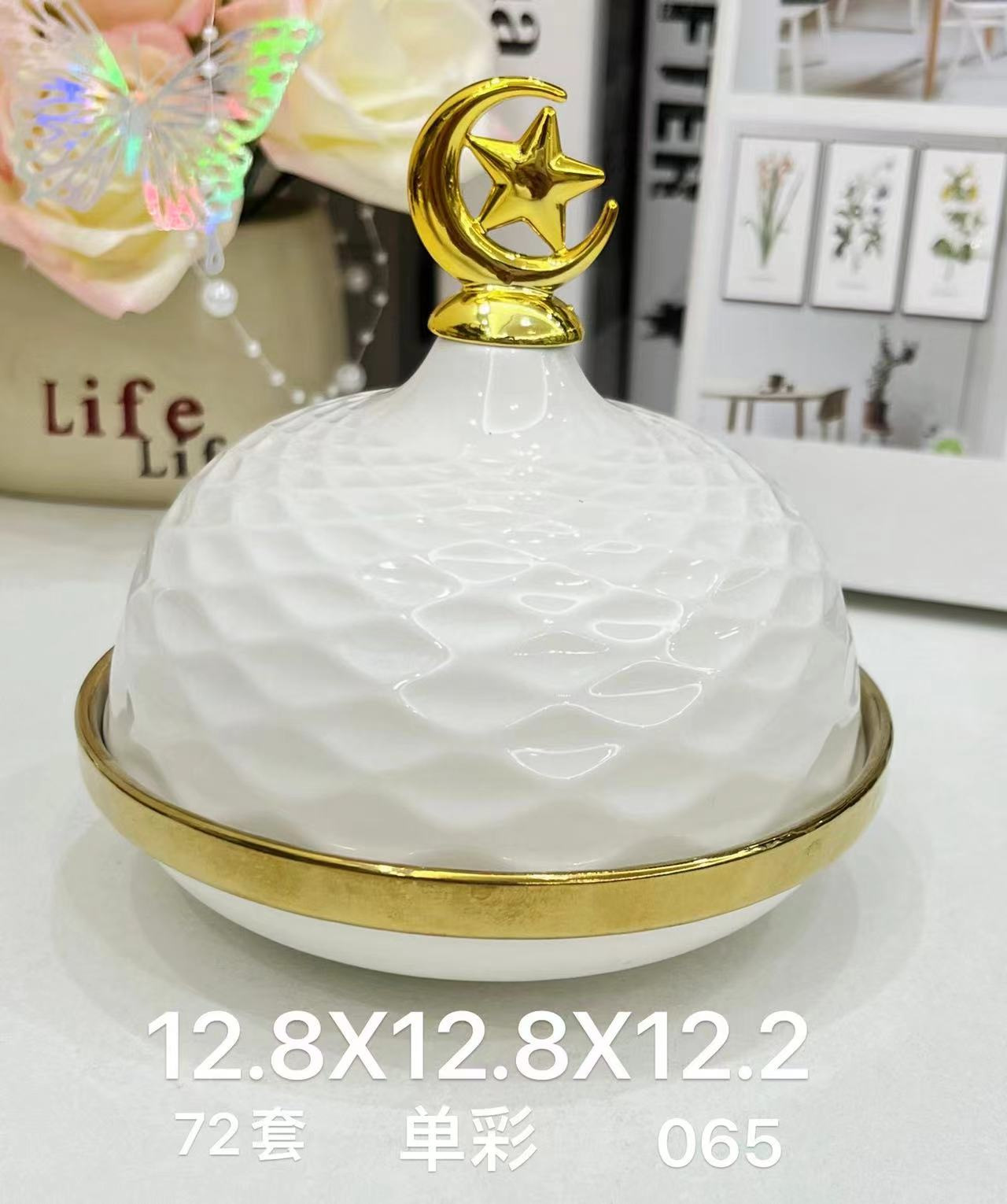 Light luxury home furnishings: multi-compartment fruit plates, dessert prints, covered bowls, European-style golden ceramic tea cups and plates, porcelain pic 5