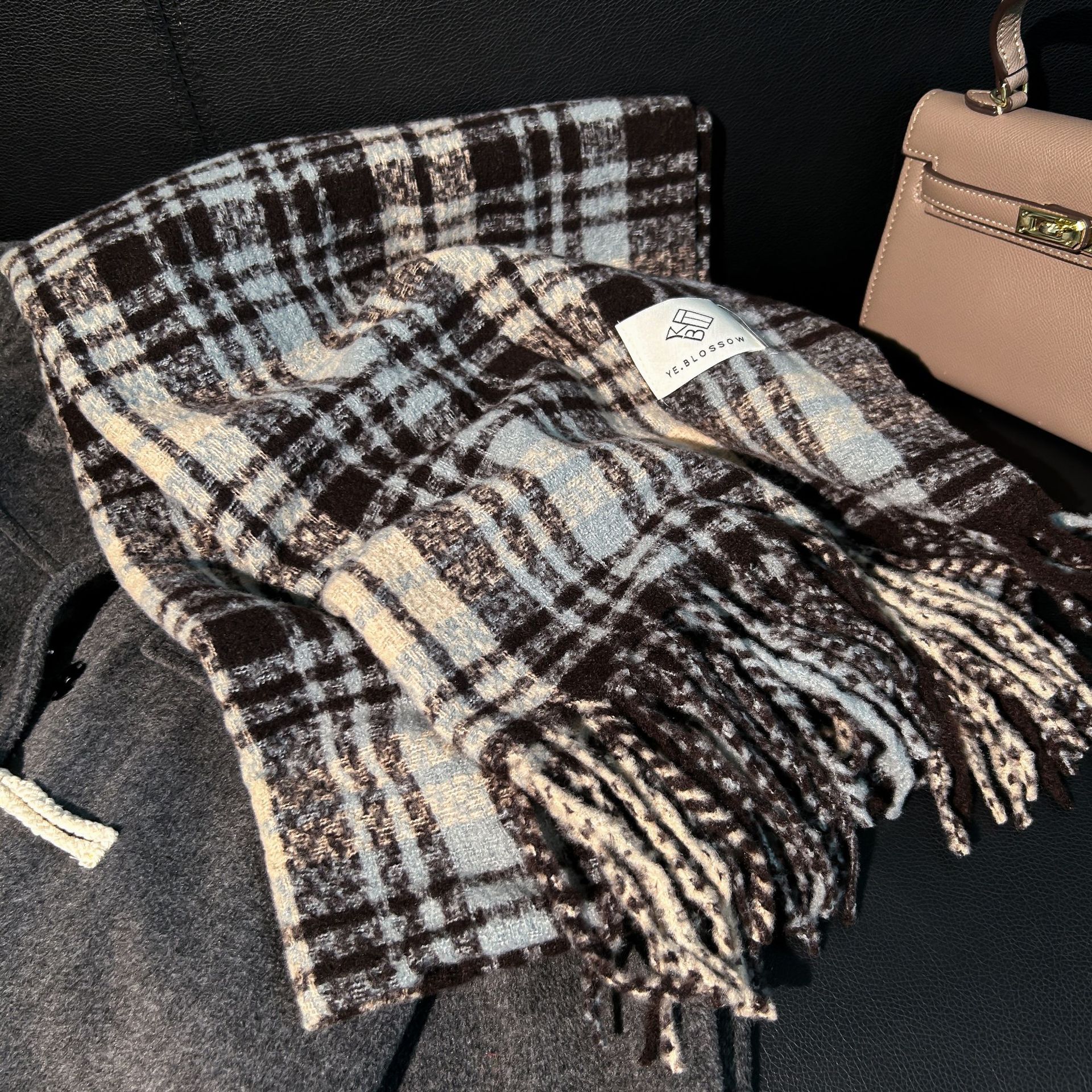 The Maillard scarf is a winter hit with a strong atmosphere. It features a mohair scarf for women with a high-end look and a new checkered scarf for men pic 12