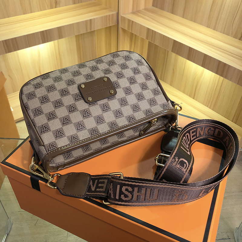 时尚宽肩带女包2023新款百搭字母印花潮流腋下包高级感气质单肩包详情9