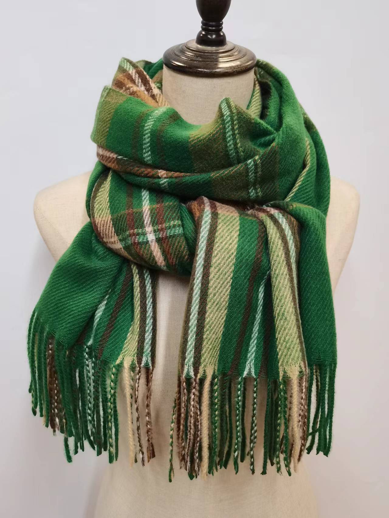 Yilian Autumn and Winter faux cashmere scarf, a fashionable British-style shawl for women, a warm and thick scarf, a Korean-style checkered street hit on Douyin pic 2