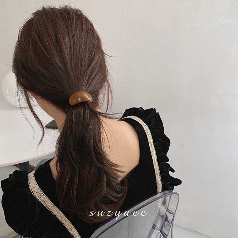 chic headband for women in Dongdaemun, South Korea, with a simple and elegant, cold style acrylic arc-shaped black leather band headband pic 4