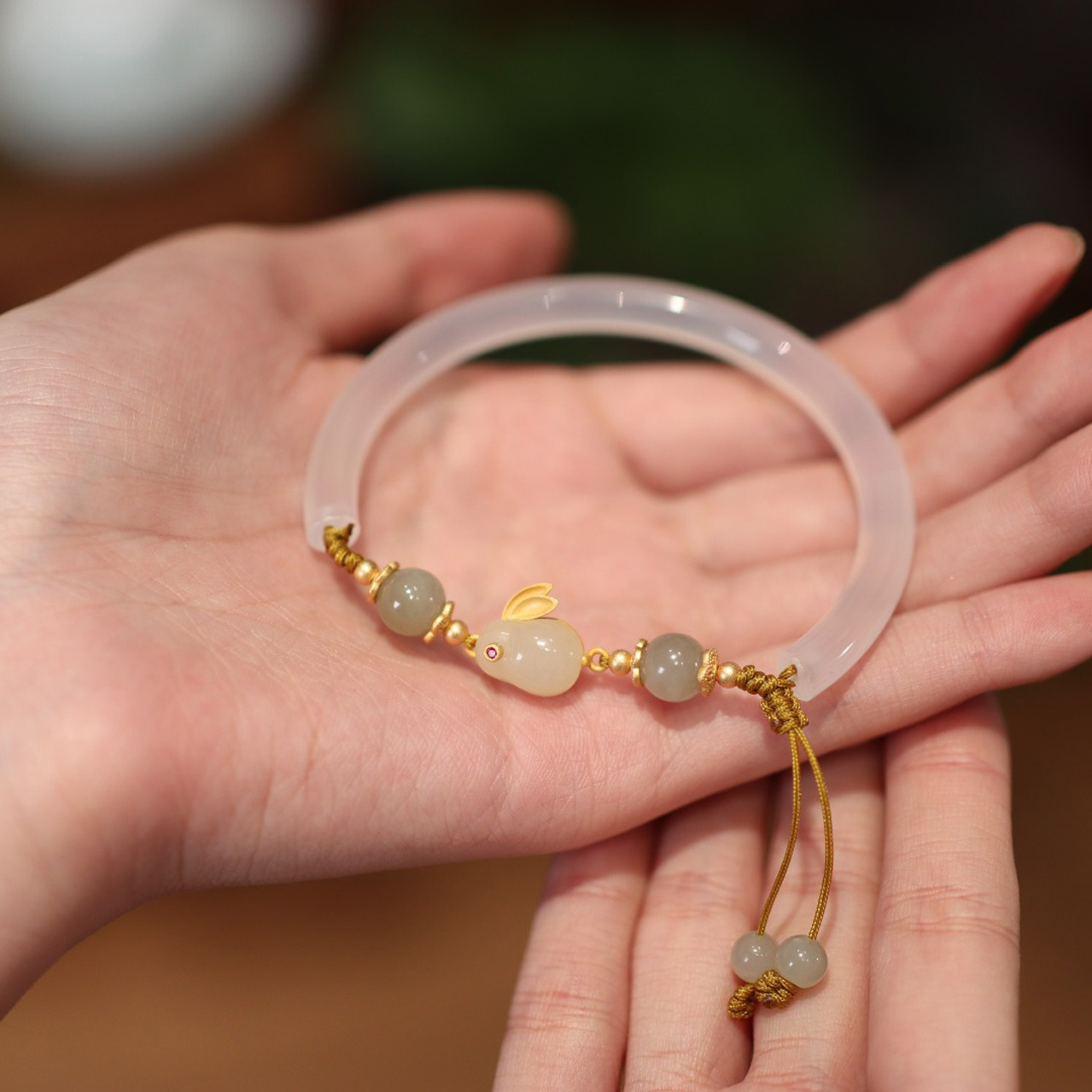 The rabbit of the same style as Douyin fell in love with the bracelet, agate and chalcedony Dingdang bracelet, beauty strip and half bracelet design of the jade rabbit pic 6