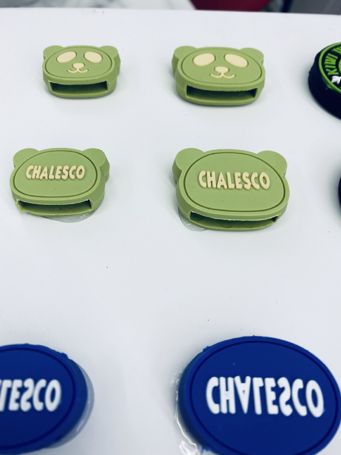 A 30-year-old store offers cartoon silicone leather labels, drop-molded labels, soft rubber headphone labels, and handcrafted DIY custom accessories in stock for wholesale pic 3