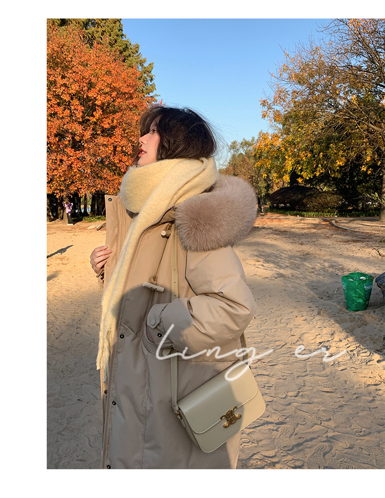 Wholesale of high-end mid-length down jackets for women that reach the knees in 2022, featuring a fashionable design sense and a niche thickened coat pic 16