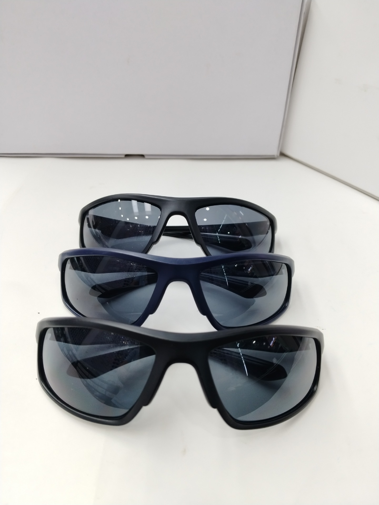 2024新款男士塑料休闲运动太阳镜 时尚轻便地摊墨镜 眼镜厂家直销批发 防紫外线保护眼睛详情5