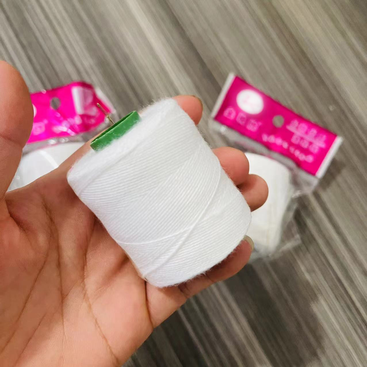 Small rolls of household sewing thread, hand sewing thread, sewing clothes, white small rolls of thread with needle, one yuan supply pic 4