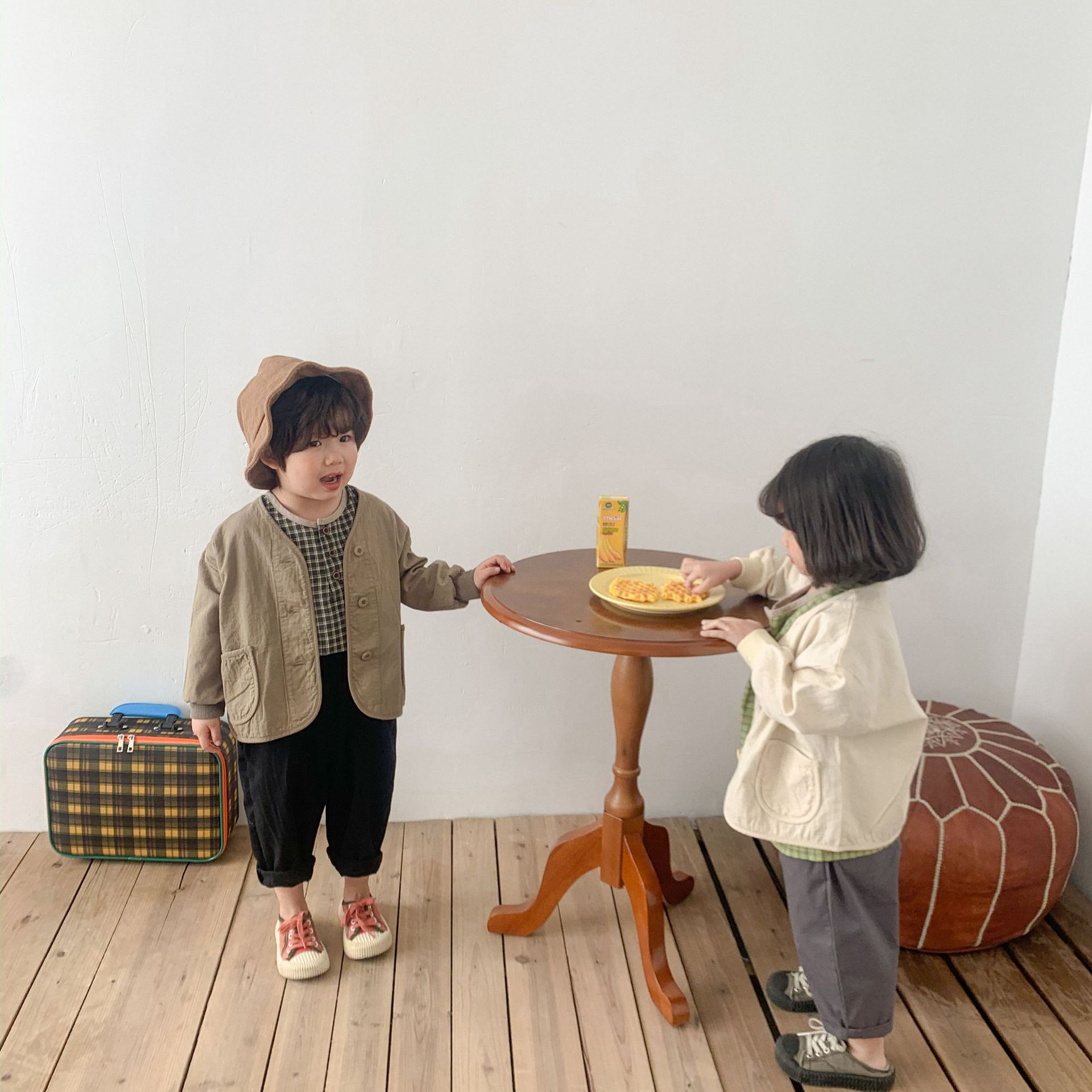 For the Spring and autumn of 2024, solid-color short jackets for children, a literary style for both boys and girls, and a small cardigan with a Japanese style as outerwear are all trendy pic 8