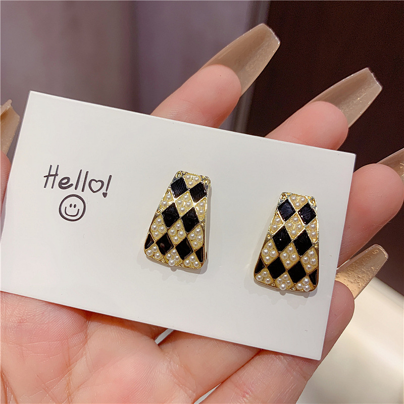 S925银针韩国法式复古黑白棋盘格几何珍珠个性气质高级设计感耳钉详情6