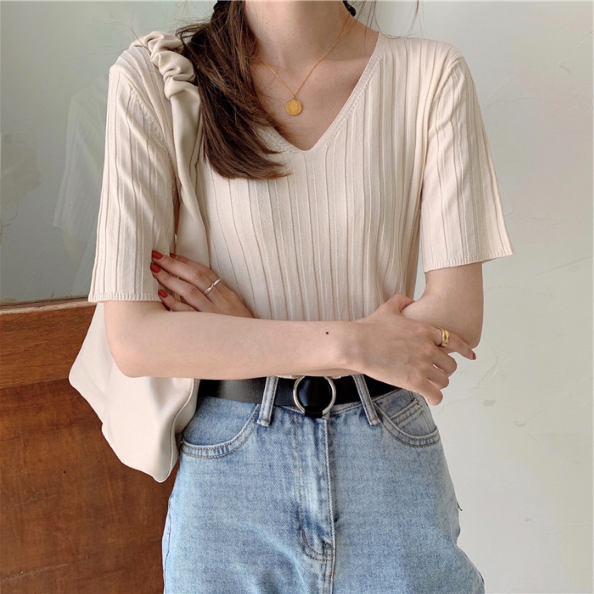 This ice silk short-sleeved V-neck knitted sweater is a summer base T-shirt for women. It can be worn over a thin, loose black chanel-style top pic 15