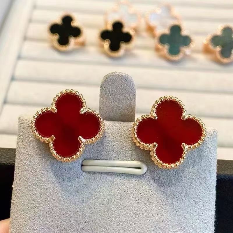 Cross-border titanium steel four-leaf clover ear studs for women, 18K gold, fashionable, simple and versatile mother-of-pearl jewelry ear bone studs are selling well in wholesale pic 4