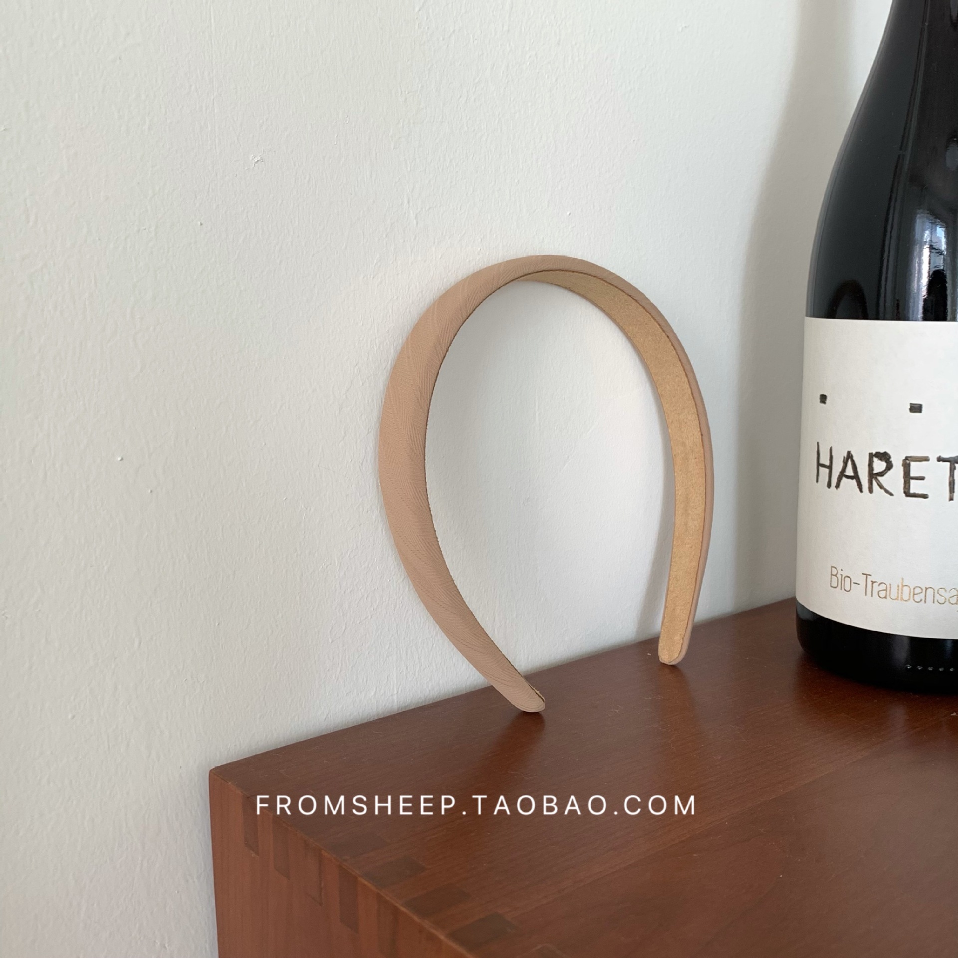 Korean-style hairbands for women in 2025 are trendy and versatile for going out. The headband is simple and elegant, and the hairpin is a popular online hair accessory with wide edges and a sweet look pic 40