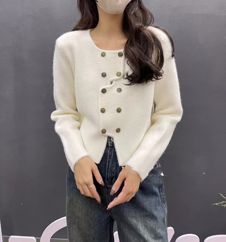 The 2022 autumn and winter collection of French chanel-style coats for women is elegant and stylish. The irregular double-breasted design makes it a trendy cardigan pic 5