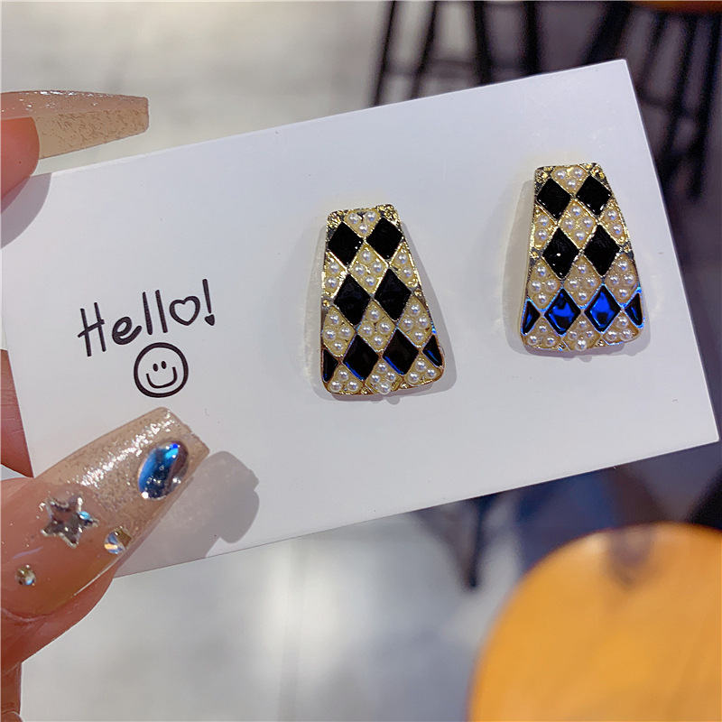 S925银针韩国法式复古黑白棋盘格几何珍珠个性气质高级设计感耳钉详情7