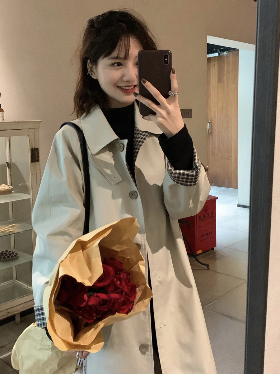 A new mid-length, petite Korean checkered chic windbreaker for women in the spring and autumn of 2022 pic 2